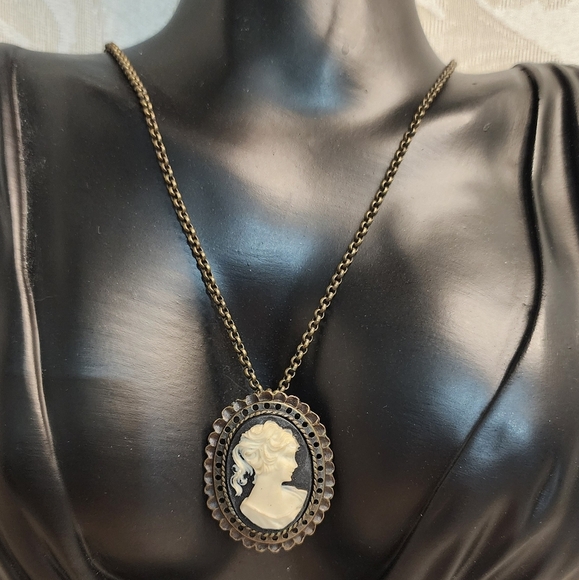 TRISTAN Vintage 1980s Antique Gold Cameo Pendant Necklace – Victorian Revival - Picture 4 of 11